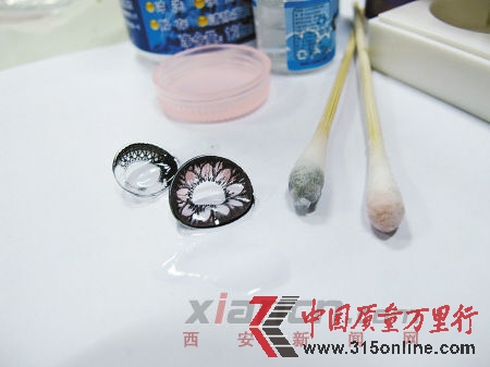 　　兩款低價(jià)“美瞳”，用護(hù)理液浸泡30分鐘后擦拭，都出現(xiàn)了掉色現(xiàn)象。