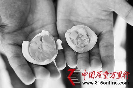　　和正常蛋黃顏色相比，疑似“假雞蛋”蛋黃(左)色澤較深。