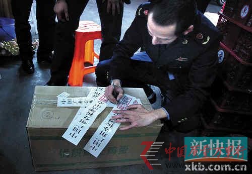 ■昨日上午,白云區(qū)工商執(zhí)法人員對(duì)蛋類批發(fā)市場(chǎng)進(jìn)行抽樣檢測(cè)。新快報(bào)記者 王飛/攝