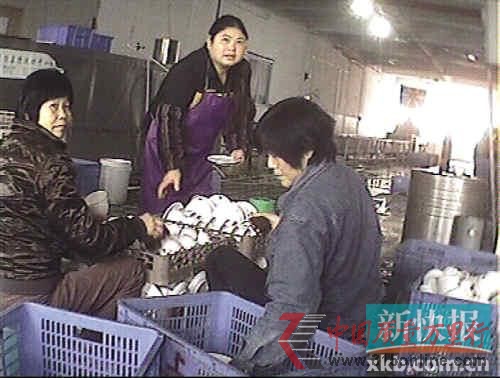 “鑫輝”工作人員在清理餐具。