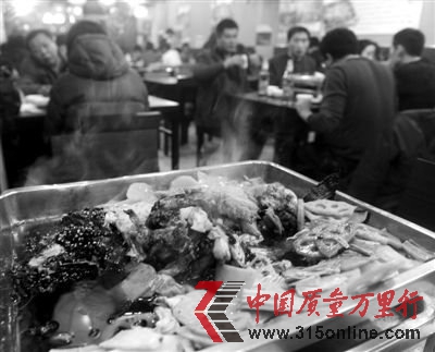 北京知名餐飲街烤魚店存在廚衛狀況惡劣等情況