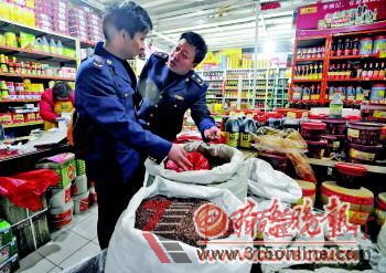 ▲工商人員在對市場進行檢查。本報記者 張中 攝 ▲工商人員在對市場進行檢查。本報記者 張中 攝