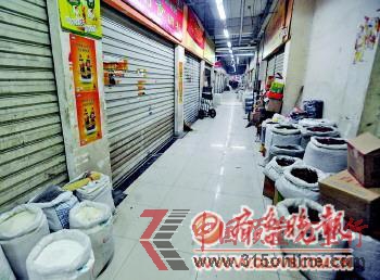 ◥不少商戶一看要進行檢查,紛紛落下卷簾門。本報記者 張中 攝 ◥不少商戶一看要進行檢查,紛紛落下卷簾門。本報記者 張中 攝