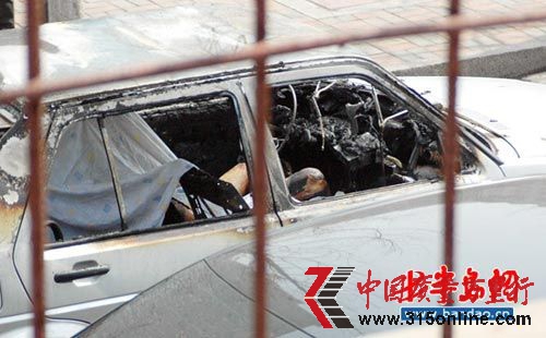 捷達(dá)轎車(chē)行駛途中爆炸 。