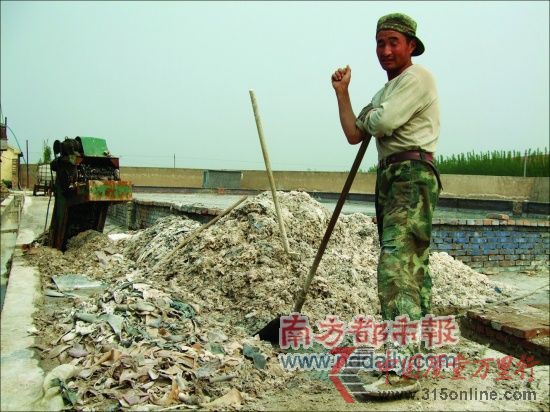 工人正對(duì)使用過的皮革再次分揀,一部分是皮沫,一部分可回爐再洗再煉。 工人正對(duì)使用過的皮革再次分揀,一部分是皮沫,一部分可回爐再洗再煉。