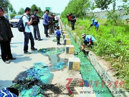 中原區(qū)各部門聯合打撈空殼膠囊 記者 李康 圖 中原區(qū)各部門聯合打撈空殼膠囊 記者 李康 圖