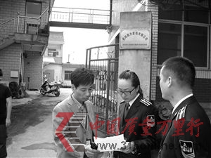 執(zhí)法人員正在對杭州余杭區(qū)塘棲鎮(zhèn)一蜜餞企業(yè)進行檢查 執(zhí)法人員正在對杭州余杭區(qū)塘棲鎮(zhèn)一蜜餞企業(yè)進行檢查