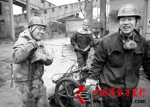 山東鋼鐵萊鋼建設(shè)公司建安分公司燒結(jié)檢修工程部員工開展檢修工作