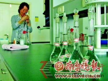 ◥四瓶“珍珠”溶液樣本正在進(jìn)行鉻含量檢測。 ◥四瓶“珍珠”溶液樣本正在進(jìn)行鉻含量檢測。