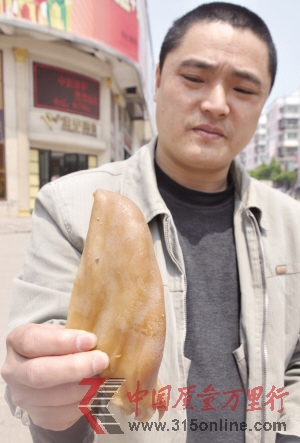 一位市民展示買到的人造豬耳朵 新華社發 一位市民展示買到的人造豬耳朵 新華社發