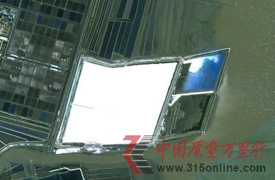 三友化工的廢渣堆占地約270萬平方米,面積相當(dāng)于6400多個籃球場的大小,廢渣堆與渤海已經(jīng)融為一體。(資料圖) 三友化工的廢渣堆占地約270萬平方米,面積相當(dāng)于6400多個籃球場的大小,廢渣堆與渤海已經(jīng)融為一體。(資料圖)