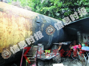 在制造黑心油的窩點,煉油的油罐被煙火熏得烏黑。 在制造黑心油的窩點,煉油的油罐被煙火熏得烏黑。
