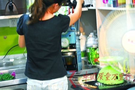昨日,(重慶)沙坪壩區一飲料店,店員在用添加劑勾兌果汁。 本組圖片由記者 張路橋 攝 昨日,(重慶)沙坪壩區一飲料店,店員在用添加劑勾兌果汁。 本組圖片由記者 張路橋 攝