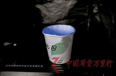 4 2號紙杯杯口在紫外燈下發出紫光。 4 2號紙杯杯口在紫外燈下發出紫光。