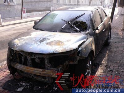 東風悅達起亞車頻頻自燃車主守在4S店門前維權