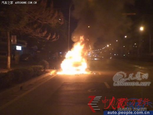 東風悅達起亞車頻頻自燃車主守在4S店門前維權