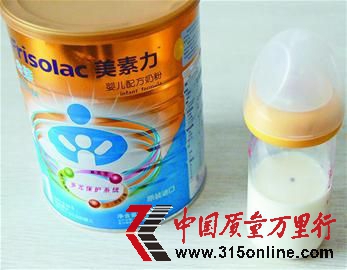 5月30日，濟南李先生在給孩子喂奶時，發現奶粉中有一只顏色黑亮，外殼渾圓，腿腳細長，直徑約半厘米的蟲子。涉事奶粉系美素力金裝一段奶粉。(《濟南時報》)