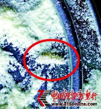 4月10日，東營張女士家月嫂在孩子奶粉中發現一只約1厘米長活蟲，蟲子還連著一串絮狀物。涉事奶粉系貝因美某嬰幼兒配方奶粉。(《齊魯晚報》)