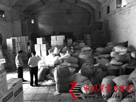 滑縣一藥品生產(chǎn)企業(yè)涉嫌違法私設(shè)倉(cāng)庫(kù),3000多件“問(wèn)題藥”被查處。 滑縣一藥品生產(chǎn)企業(yè)涉嫌違法私設(shè)倉(cāng)庫(kù),3000多件“問(wèn)題藥”被查處。