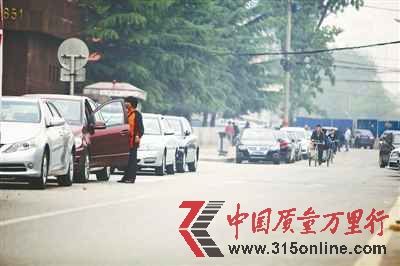 在北京的不少地方,活躍著沒有統(tǒng)一制服的“黑停車收費(fèi)員” 周崗峰 攝 在北京的不少地方,活躍著沒有統(tǒng)一制服的“黑停車收費(fèi)員” 周崗峰 攝