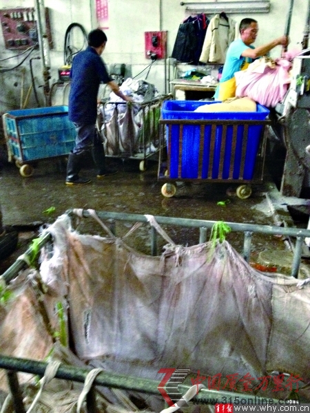 不正規(guī)小作坊洗衣工作間的環(huán)境簡直不堪入目,但卻不愁沒有業(yè)務量。 不正規(guī)小作坊洗衣工作間的環(huán)境簡直不堪入目,但卻不愁沒有業(yè)務量。