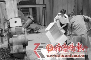 ◤工作人員正在清點(diǎn)銷毀查獲的不合格嬰幼兒用品。 記者 孫芳芳 攝 ◤工作人員正在清點(diǎn)銷毀查獲的不合格嬰幼兒用品。 記者 孫芳芳 攝