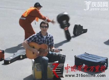 一名加拿大音樂人為了表達對美國聯合航空公司弄壞私人物品的不滿,創作了歌曲《聯航損壞了吉他》 一名加拿大音樂人為了表達對美國聯合航空公司弄壞私人物品的不滿,創作了歌曲《聯航損壞了吉他》