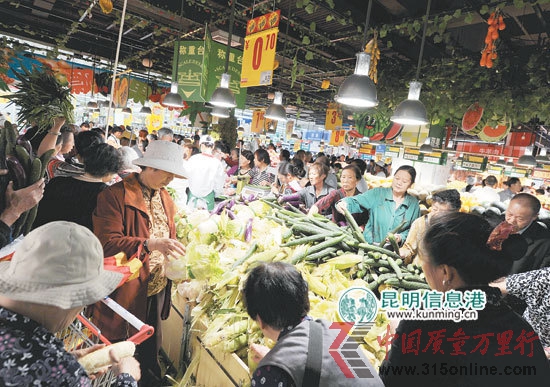 很多市民都是沖著“便宜價(jià)”到超市買菜。記者楊艷輝/攝 很多市民都是沖著“便宜價(jià)”到超市買菜。記者楊艷輝/攝