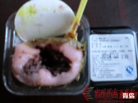 王女士稱她買(mǎi)的櫻花大阿福點(diǎn)心餡已發(fā)暗,味道刺鼻 王女士稱她買(mǎi)的櫻花大阿福點(diǎn)心餡已發(fā)暗,味道刺鼻