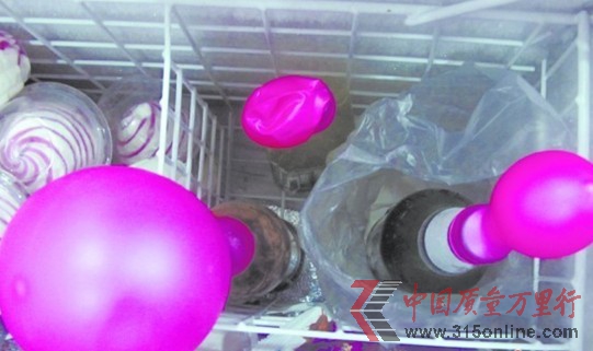冰凍4小時后，可樂瓶口的氣球已經非常大。 