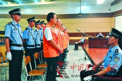 □“地溝油”銷(xiāo)售案11名被告人均來(lái)自河南兩家油脂企業(yè)。 □“地溝油”銷(xiāo)售案11名被告人均來(lái)自河南兩家油脂企業(yè)。