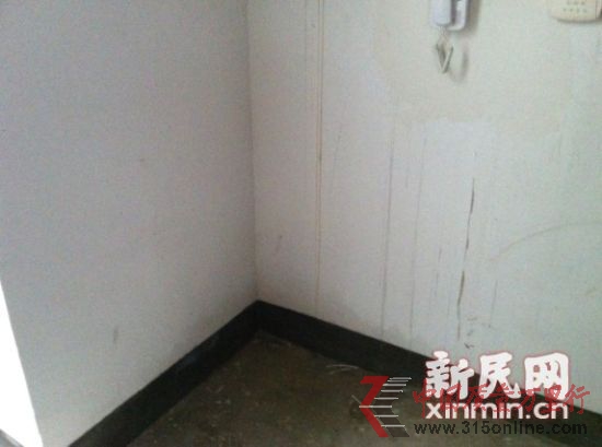 房屋滲水。新民網(wǎng)記者胡彥珣 現(xiàn)場回傳 房屋滲水。新民網(wǎng)記者胡彥珣 現(xiàn)場回傳