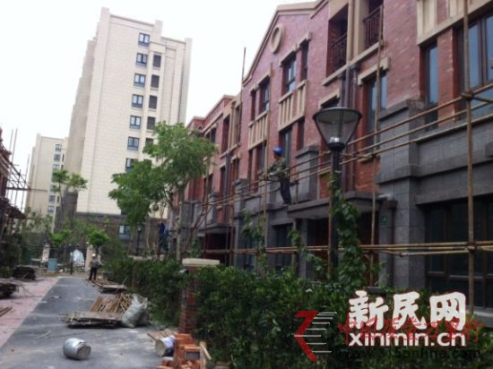 小區(qū)內(nèi)幾乎所有的別墅旁都搭著腳手架,正在全面修繕。新民網(wǎng)記者胡彥珣 現(xiàn)場回傳 小區(qū)內(nèi)幾乎所有的別墅旁都搭著腳手架,正在全面修繕。新民網(wǎng)記者胡彥珣 現(xiàn)場回傳