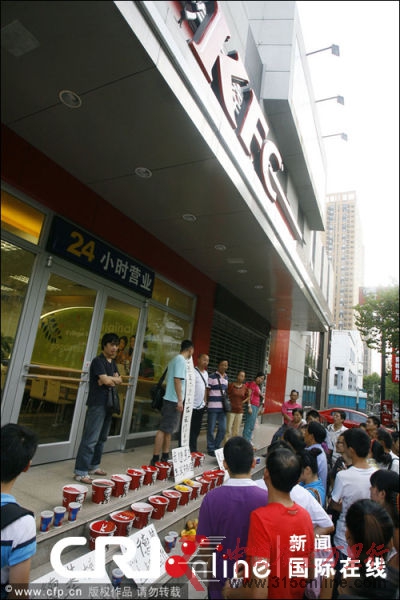 2012年9月4日,楊先生買了22份全家桶,放在武漢漢口京漢大道肯德基餐廳門口,質(zhì)疑餐廳“食品安全存在嚴(yán)重問題”。圖片來源:CFP 2012年9月4日,楊先生買了22份全家桶,放在武漢漢口京漢大道肯德基餐廳門口,質(zhì)疑餐廳“食品安全存在嚴(yán)重問題”。圖片來源:CFP