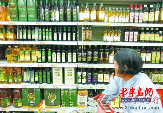 寧夏路一超市內，各式各樣的橄欖油讓市民眼花繚亂。