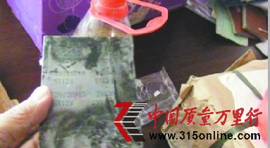 工商執法人員在現場查扣用于更改日期的工具。 本版圖片由記者 王鵬 攝 工商執法人員在現場查扣用于更改日期的工具。 本版圖片由記者 王鵬 攝