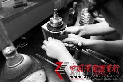 　　加入一根引燃的鐵絲。