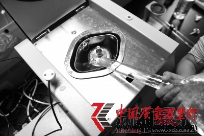 　　將實驗樣本放入儀器準備實驗。