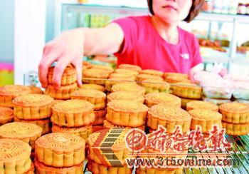 街頭許多小店銷售的月餅沒有生產(chǎn)日期等信息。本報記者 鄒俊美 攝 街頭許多小店銷售的月餅沒有生產(chǎn)日期等信息。本報記者 鄒俊美 攝