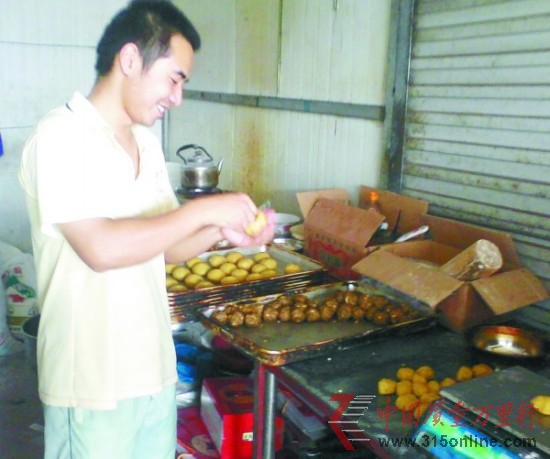 小作坊內(nèi)又臟又亂,面團(tuán)直接放在電子秤上稱(chēng)重 。 小作坊內(nèi)又臟又亂,面團(tuán)直接放在電子秤上稱(chēng)重 。