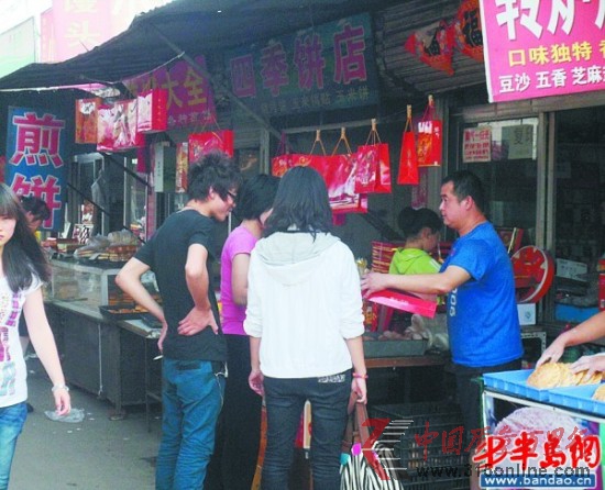 日照石臼市場(chǎng)上,大餅店也開(kāi)始賣(mài)月餅。 日照石臼市場(chǎng)上,大餅店也開(kāi)始賣(mài)月餅。