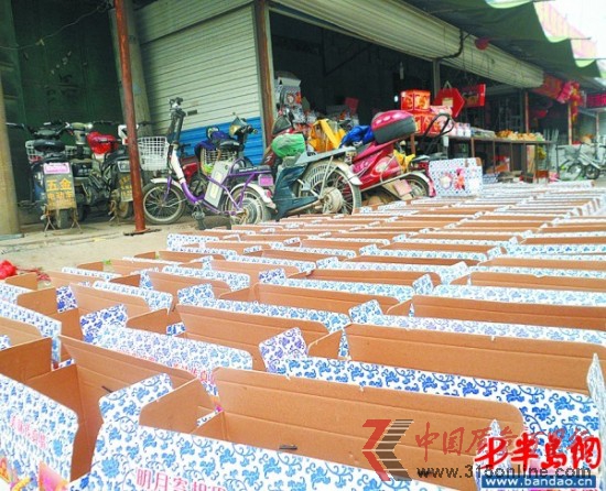 莒縣一家店門(mén)口擺了數(shù)十個(gè)月餅盒 ,都是店主自己買(mǎi)的。 莒縣一家店門(mén)口擺了數(shù)十個(gè)月餅盒 ,都是店主自己買(mǎi)的。