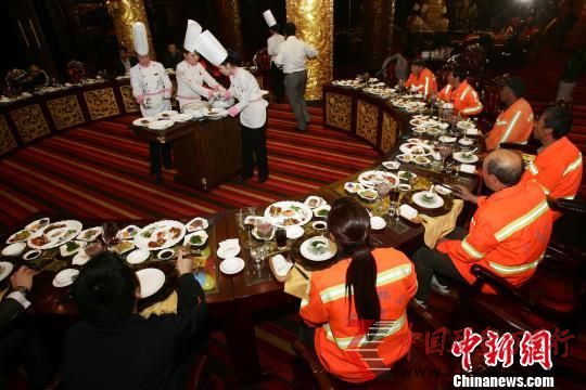 9月30日中秋節(jié),一條“山西太原一商家中秋請(qǐng)環(huán)衛(wèi)工人吃鮑魚(yú)”的新聞在網(wǎng)絡(luò)上發(fā)布后,迅速引起國(guó)內(nèi)外多家媒體轉(zhuǎn)載與網(wǎng)友的熱議,網(wǎng)民對(duì)此褒貶不一。 張?jiān)啤z