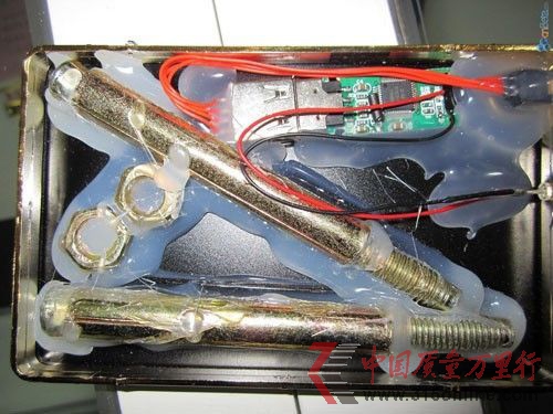 假冒的移動硬盤內(nèi)部僅有兩個粗大的螺絲(資料圖片)