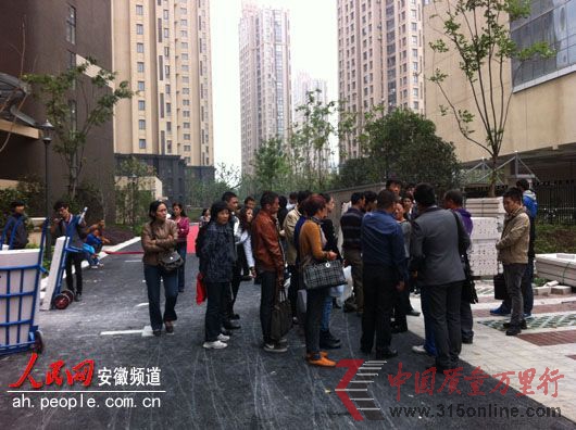 業(yè)主們圍在小區(qū)門口討說法。 業(yè)主們圍在小區(qū)門口討說法。
