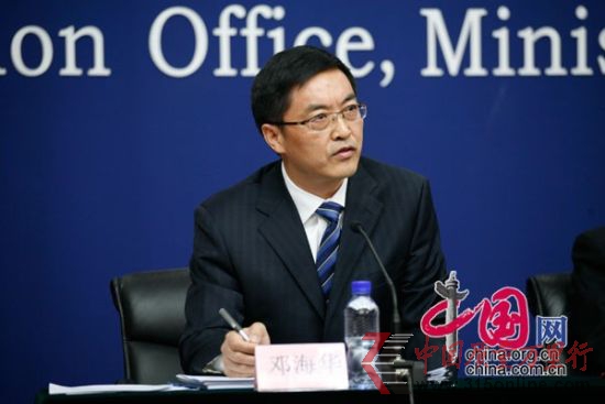 衛生部發言人鄧海華回答記者提問。 中國網 孫世麒