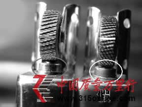 火石輪底座對比 ▲網(wǎng)友提供的真假Zippo打火機對比圖。 火石輪底座對比 ▲網(wǎng)友提供的真假Zippo打火機對比圖。