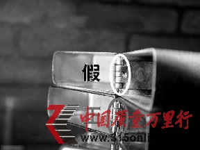 正品Zippo的鉸鏈上下卡片連接處,都有一條虛線,當(dāng)合蓋時,上下2條虛線就會連成一條直線,假機則做不出來。 正品Zippo的鉸鏈上下卡片連接處,都有一條虛線,當(dāng)合蓋時,上下2條虛線就會連成一條直線,假機則做不出來。
