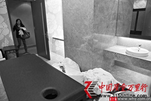 頤尊水療會(huì)所大寧國(guó)際喜來登店人去樓空，雜物被丟棄在水療房?jī)?nèi)。本報(bào)記者 丁嘉 攝 