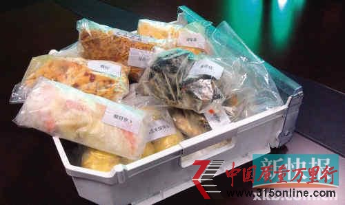 ■廣州市消委會(huì)工作人員在超市選購(gòu)樣品。
